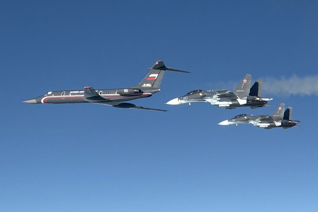 Un raro entrenador de bombarderos ruso Tu-134UBL vuela en formación con tres aviones de combate Su-30 sobre el mar Báltico. (Fuente: Mando Aéreo de la OTAN) Un raro entrenador de bombarderos ruso Tu-134UBL vuela en formación con tres aviones de combate Su-30 sobre el mar Báltico. (Fuente: Mando Aéreo de la OTAN)