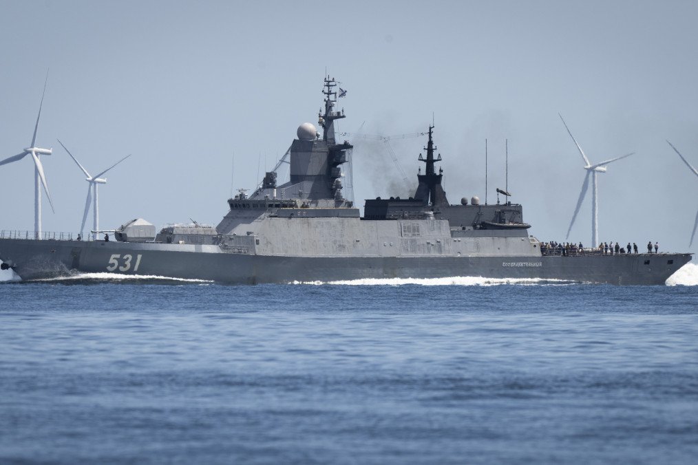 The Russian corvette "Sobrasitelny," with the call sign 531, is sailing near the oil tanker "Kira K" in the Baltic Sea. (Source: Getty Images)