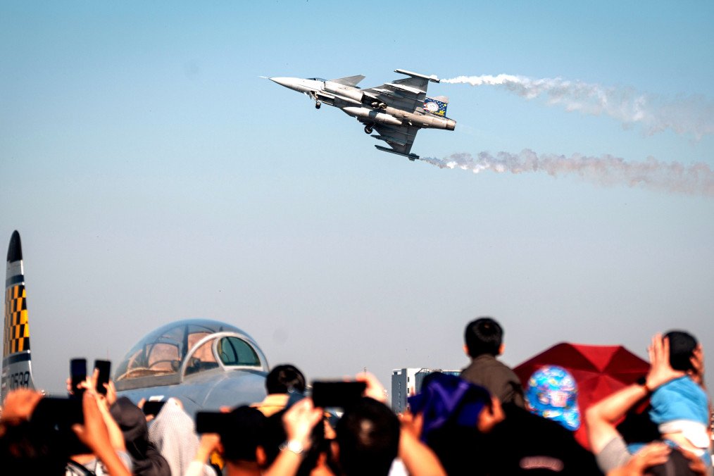 People watch the Royal Thai Air Force (RTAF) Jas 39 Gripen C/D at 601 Squadron, Wing 6, Don Mueang, Bangkok, Thailand, January 10, 2026.