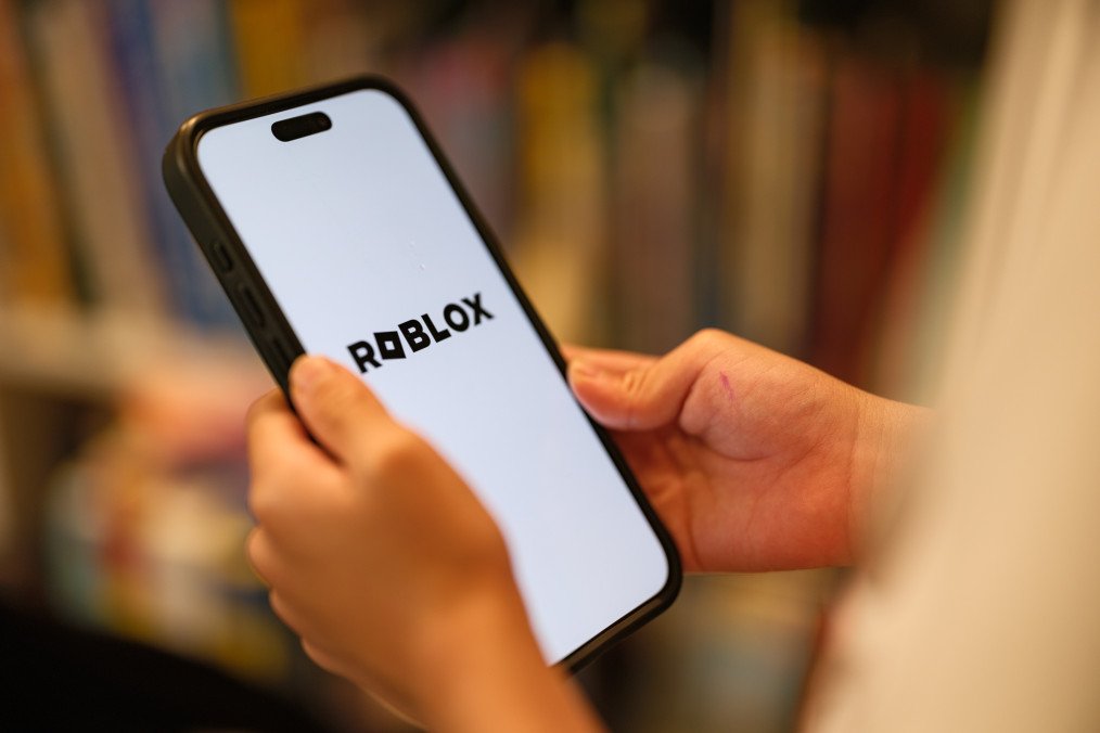 A 7-year-old boy looks at a photo screen with Roblox, a social media networking app that will not be age-restricted, is opened on December 7, 2025. Illustrative photo. (Source: Getty Images)