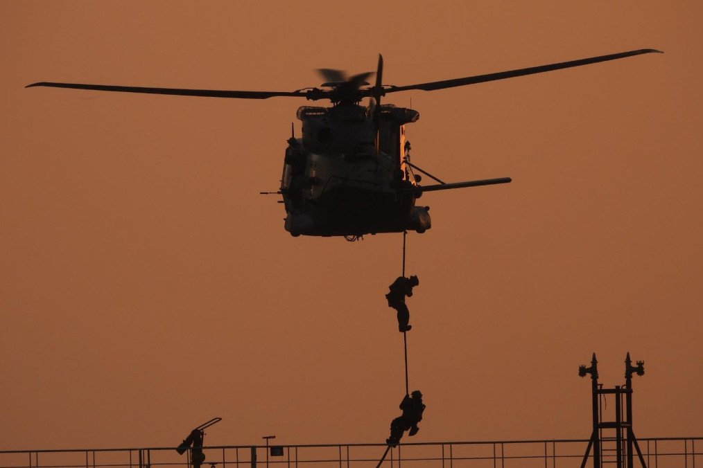 Italian military personnel rappel from a helicopter during the boarding of the tanker Toa Payoh, August 2, 2026. (Source: Italian Defense Ministry)