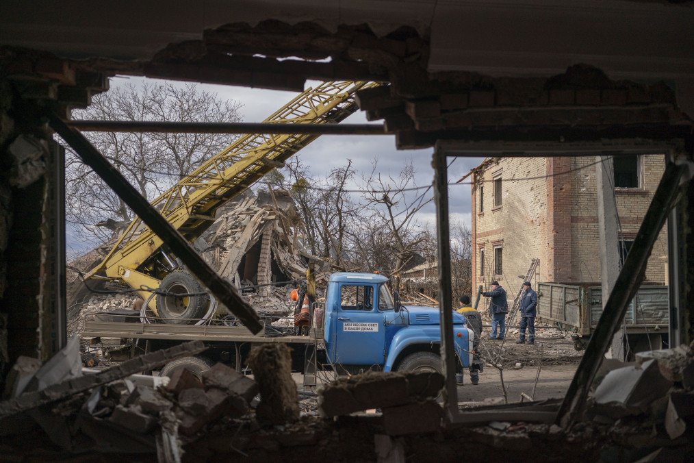 Aftermath of the destruction in a residential area following a “KAB-250” bomb attack in Sloviansk, Donetsk oblast region, Ukraine. (Source: Getty Images)