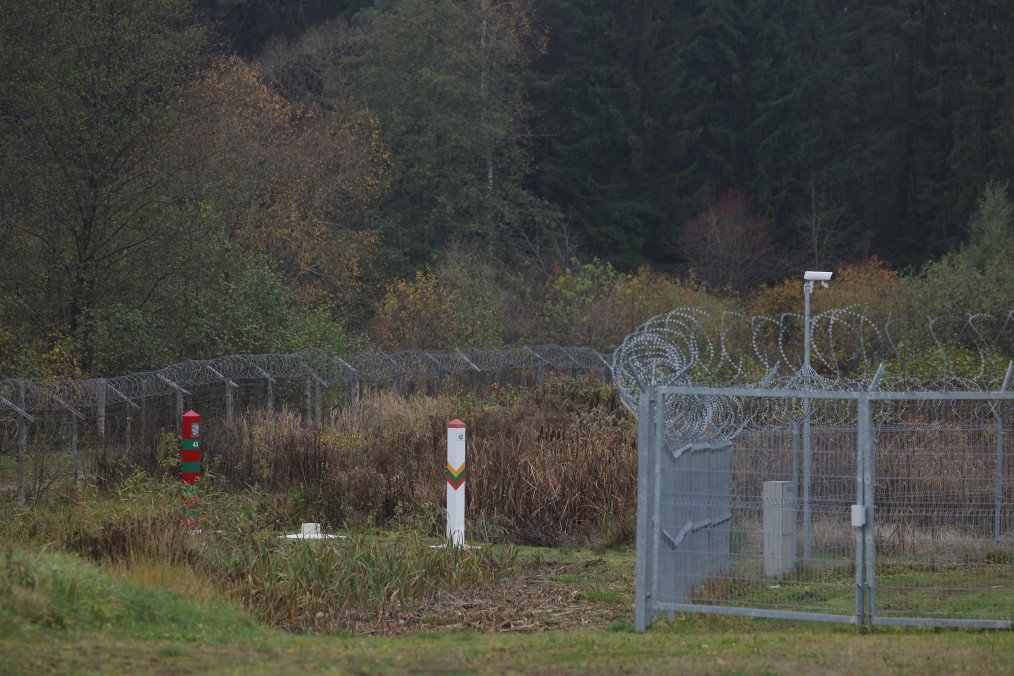 A Lithuanian border fence runs next to Lithuanian and Russian border markers along the border to the Russian semi-exclave of Kaliningrad on October 28, 2022. Illustrative photo. (Source: Getty Images)