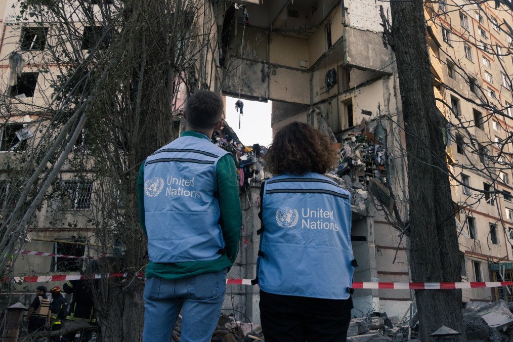 UN workers inspect a residential building damaged by an air strike in Kharkiv, Ukraine, September 24, 2024. (Source: Getty Images) UN workers inspect a residential building damaged by an air strike in Kharkiv, Ukraine, September 24, 2024. (Source: Getty Images)