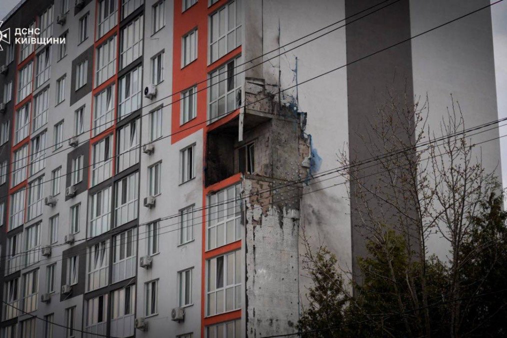 A damaged building in the Kyiv region following the Russian attack. (Source: State Emergence Service)