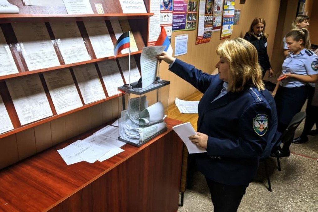 Residents cast their votes in sham referendums in the temporarily occupied city of Dokuchaievsk, Donetsk region, Ukraine on September 23, 2022. (Source: Getty Images)