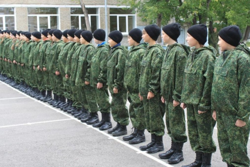 Russian Army Entices High School Students in Occupied Luhansk with Cash and Social Benefits