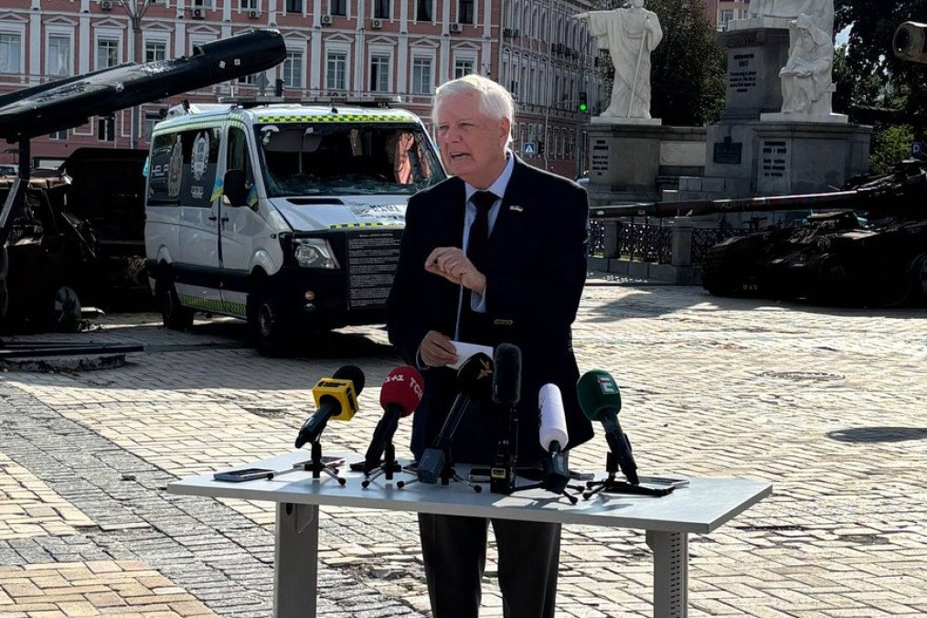 Graham Announces White House Deal on Russia Sanctions Bill, Says It Will Become Law US Senator Lindsey Graham visited Kyiv to meet with Ukrainian leaders. He announced a White House deal for new sanctions on countries buying Russian energy. (Source: Suspilne News/Roman Seredyuk)