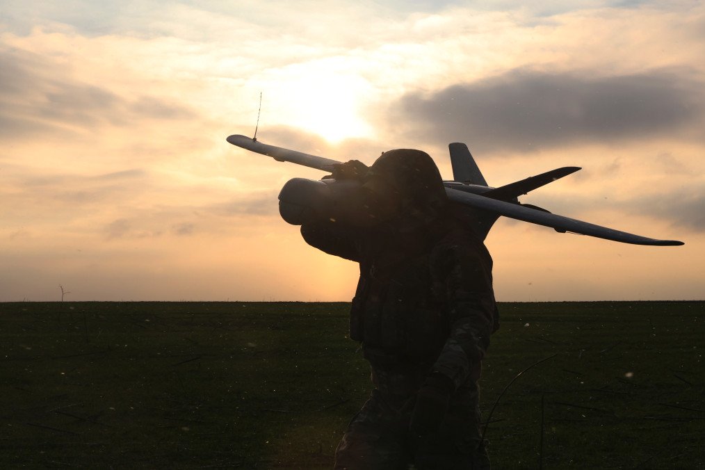 Ukrainian soldier carries a Leleka reconnaissance drone during UAV operations by the 129th Brigade in the Kharkiv direction, December 24, 2025. (Photo; Getty Images)