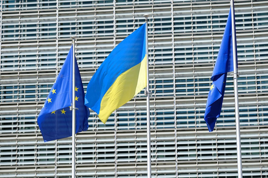 EU and Ukrainian flags fly in the wind in front of the Berlaymont, the EU Commission headquarter for the independance day of Ukraine, on August 24, 2025 in Brussels, Belgium. (Source: Getty Images) EU and Ukrainian flags fly in the wind in front of the Berlaymont, the EU Commission headquarter for the independance day of Ukraine, on August 24, 2025 in Brussels, Belgium. (Source: Getty Images)