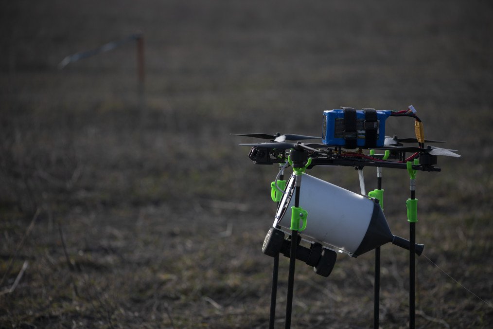 Fiber-optic-controlled FPV drone during a test flight in Kyiv region. Illustrative photo. (Source: Getty Images)