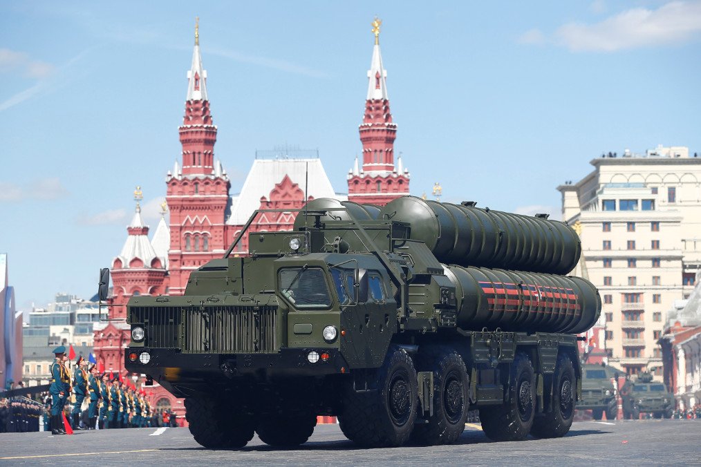 S-400 Triumph air defense system during the rehearsal for a military parade at the Red Sqaure in Moscow, Russia, on May 7, 2017. Illustrative photo. (Source: Getty Images)