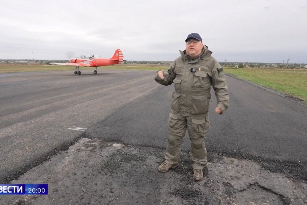 A Russian state TV report shows a Yak-52 trainer aircraft modified for anti-drone missions at a recently resurfaced airstrip. The airfield was later geolocated to occupied Pryazovske, 80 km from the front line. (Source: Vesti)
