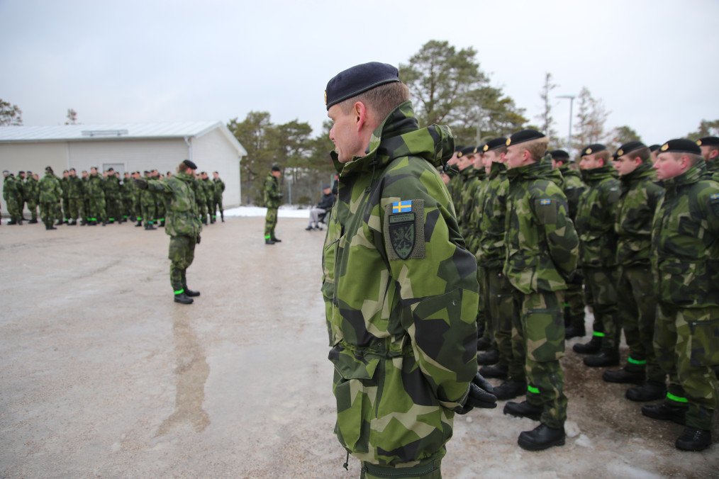 Swedish soldiers stand in formation during a ceremony marking the reactivation of the Gotland Regiment on Gotland Island, part of Sweden’s efforts to strengthen defenses in the Baltic region. (Source: Getty Images)