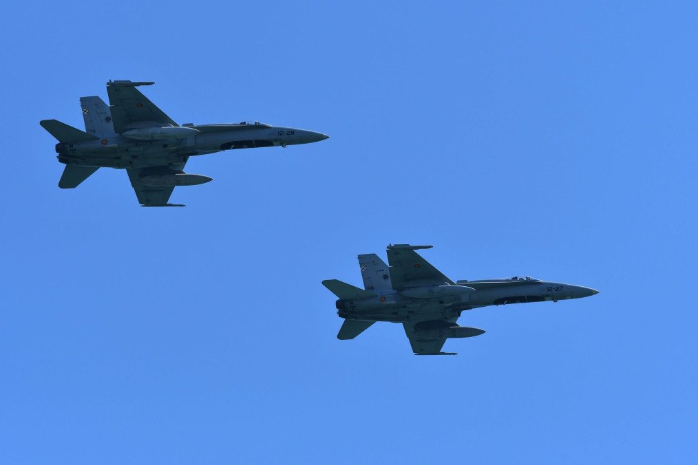Cazas F-18 del Ejército del Aire de España Fotografía de dos aviones de combate F-18 del Ejército del Aire de España volando en formación.