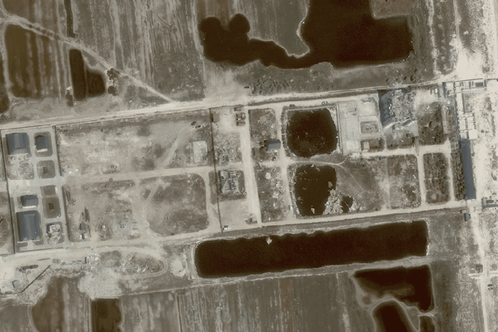 Imágenes satelitales muestran edificios destruidos en el presunto complejo del FSB ruso en Henicheska Hirka, en la Flecha de Arabat ocupada, tras un ataque ucraniano con drones.