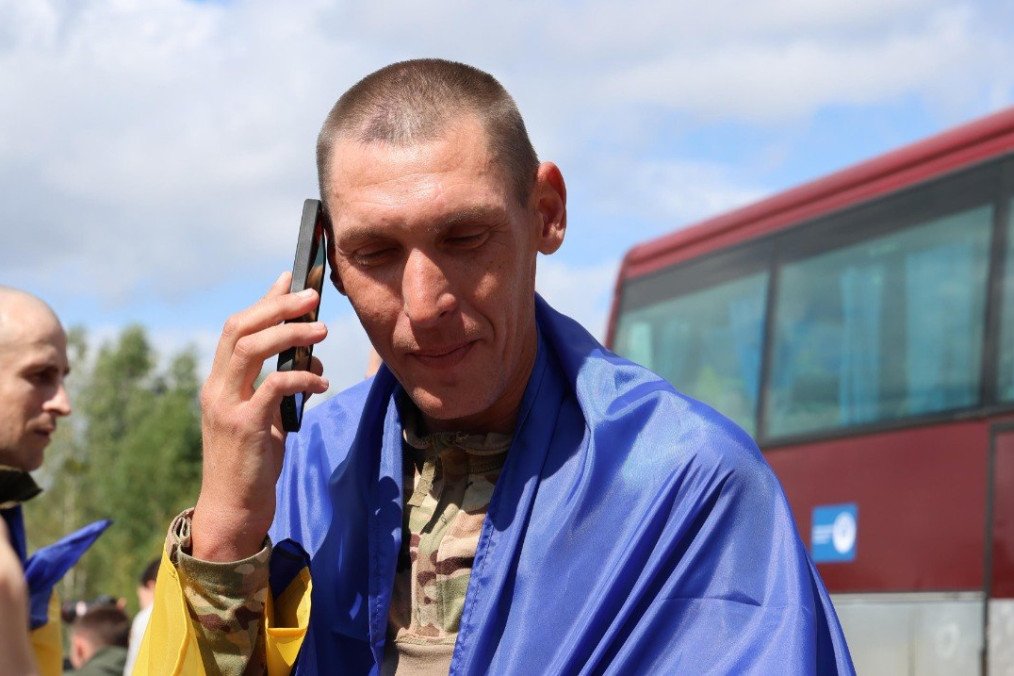 Fotografía de un militar ucraniano hablando por teléfono móvil tras ser recién liberado del cautiverio ruso durante un intercambio de prisioneros.