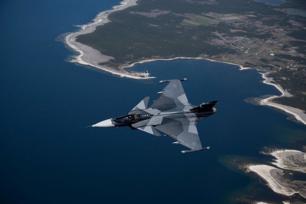 Sweden Willing to Supply Gripen Fighter Jets, But Ukraine Faces Integration Challenge