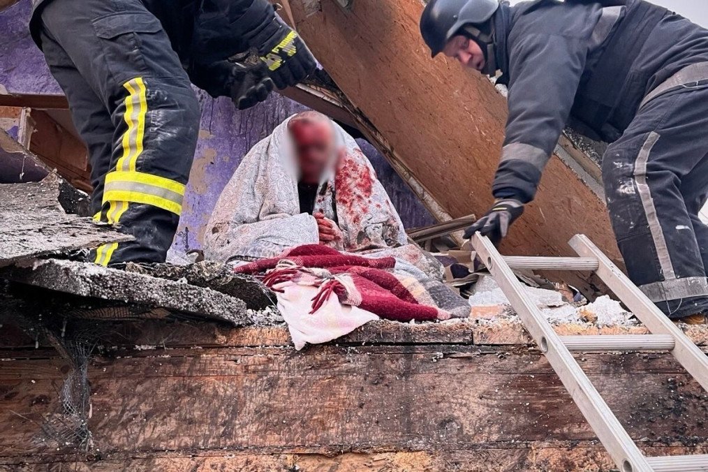 Emergency responders evacuate an injured resident from the roof of a damaged house following a Russian strike in Kyiv region. (Source: State Emergency Service of Ukraine) Emergency responders evacuate an injured resident from the roof of a damaged house following a Russian strike in Kyiv region. (Source: State Emergency Service of Ukraine)
