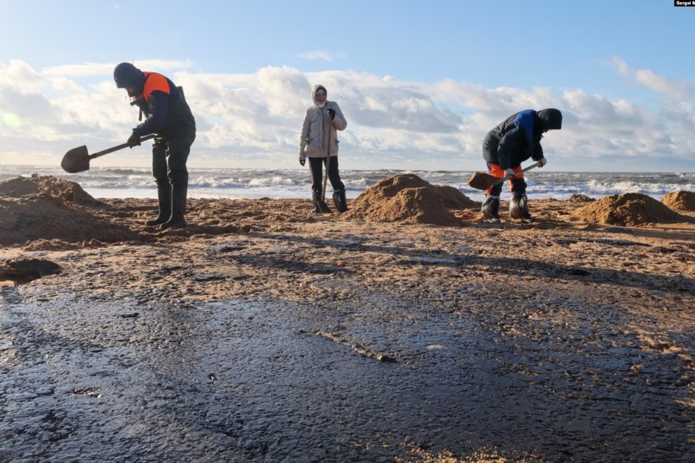 Russia's Anapa Residents Call on Putin to Deploy Experts for Black Sea Oil Spill Cleanup