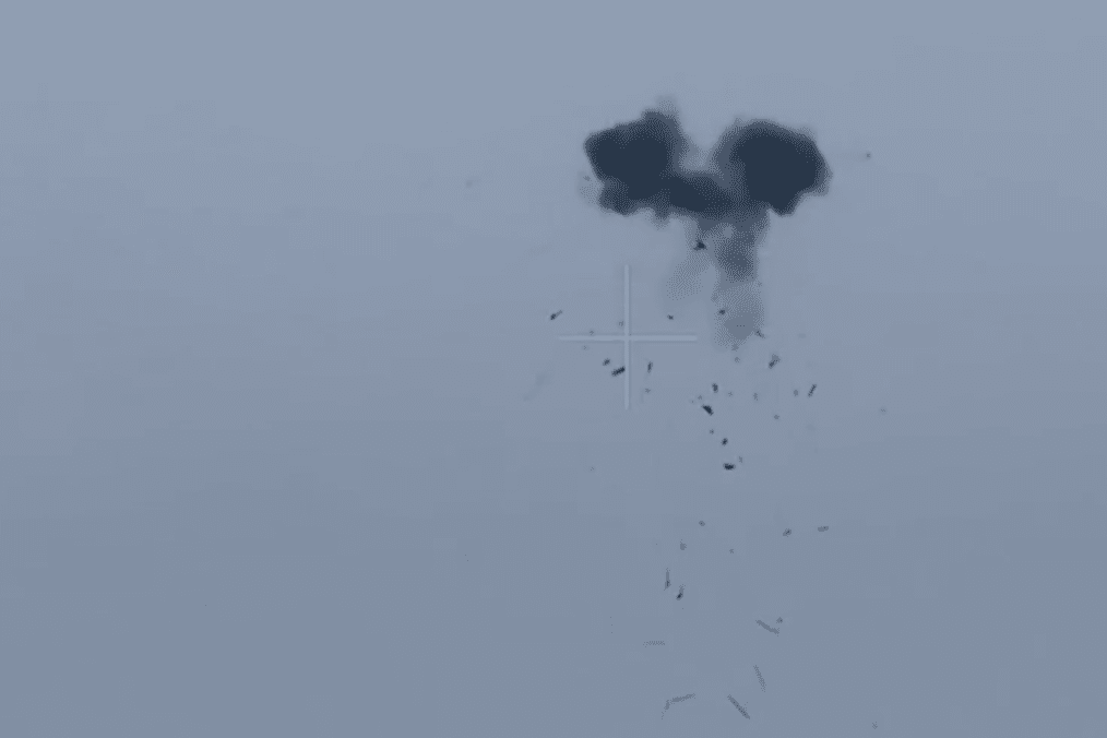 Equipos ucranianos de interceptores de drones derribaron un UAV ruso Molniya que sobrevolaba zonas residenciales y rastreaba a civiles en Kostyantynivka, región de Donetsk, Ucrania. (Fuente: 28.ª Brigada Mecanizada Independiente)