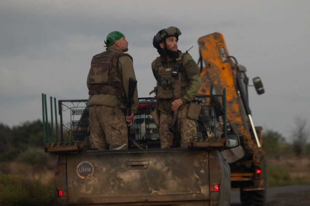 Ukrainian servicemen of the mobile fire group of the 4th separate mechanized brigade go to protect from drones the place where fortifications are being built in Donetsk region on September 9, 2025. Illustrative photo. (Source: Getty Images)