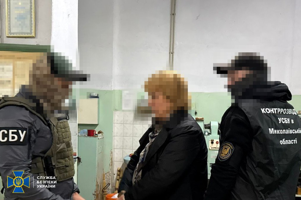SBU Foils Russian Espionage Plot at Ukrainian Defense Plant in Mykolaiv Region Security Service of Ukraine detains two employees of a defense plant in Mykolaiv region, Ukraine. (Source: SBU)
