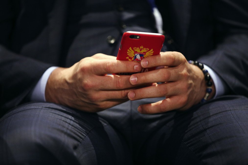 Roman Rotenberg, first vice-president of the Russian Ice Hockey Federation, uses a smartphone decorated with the Russian imperial coat of arms in Saint Petersburg, Russia, on June 17, 2016. Illustrative image. (Photo: Getty Images)
