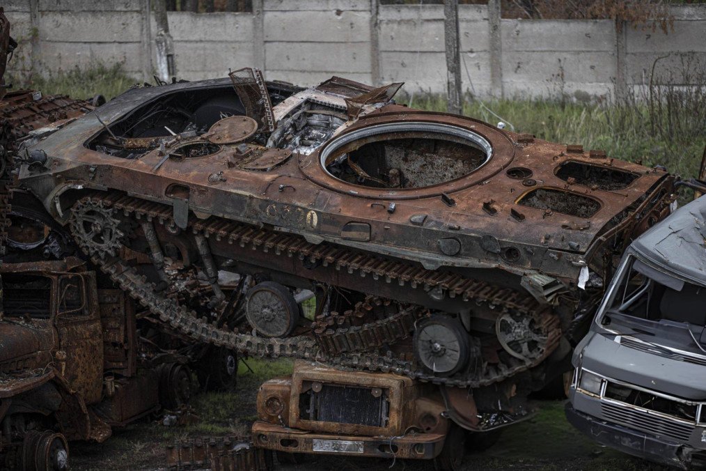 Tanques y vehículos blindados rusos destruidos en Lyman tras nuevas pérdidas de Rusia en Ucrania