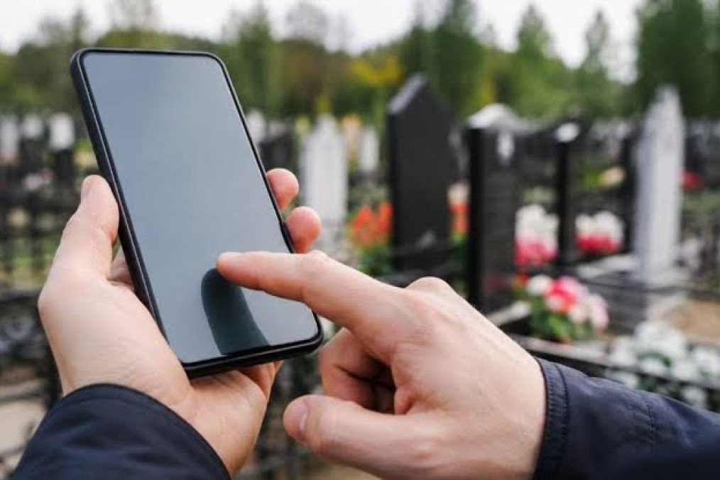 A person uses a smartphone at a cemetery. (Photo: Open source) A person uses a smartphone at a cemetery. (Photo: Open source)