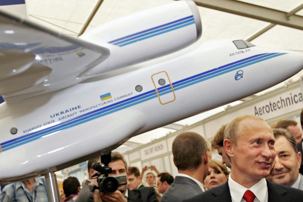 Russian leader Vladimir Putin stands beside a scale model of the Ukrainian-built An‑74 aircraft during the MAKS‑2007 International Aviation and Space Salon at Zhukovsky airfield near Moscow, August 21, 2007. (Photo: Getty Images)