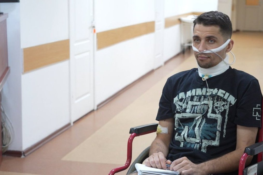 Ukrainian Soldier Crawls for Days With Throat Wound After Torture in Russian Captivity—And Survives