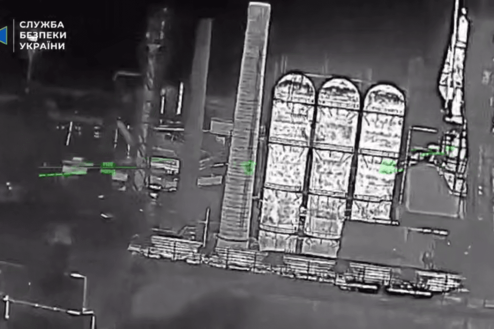 SBU thermal footage shows an FP-2 drone targeting the Alchevsk Metallurgical Plant in occupied Luhansk on April 4, halting steel production for Russian tanks. (Source: SBU)