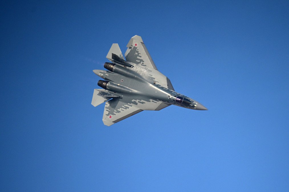 Un caza furtivo ruso Su-57E realiza un vuelo de exhibición en el Salón Aeronáutico de Dubái 2025, el 17 de noviembre. (Fuente: Getty Images) sanciones a rusia guerra en ucrania hoy ucrania news ukraine newspapers guerra en ucrania en directo rusia ucrania noticias ucrania rusia noticias