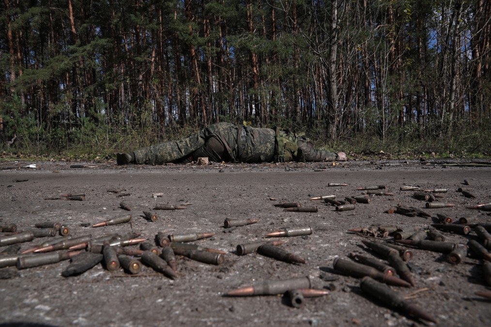 Body of a Russian soldier lies at the entrance to Lyman, eastern Ukraine, on October 3, 2022, after Ukrainian forces regained control of the city following weeks of fighting. (Source: Getty Images)