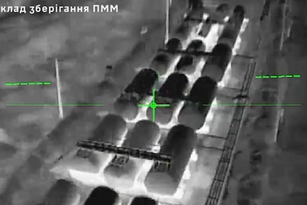 Ucrania destruye un centro de combustible ruso con un ataque de precisión con drones en Luhansk, según vídeo Ucrania destruye un centro de combustible ruso con un ataque de precisión con drones en Luhansk, según vídeo