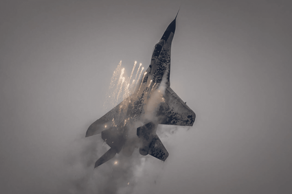 A MiG-29 fighter jet releases flares during a flight. (Photo:open source)