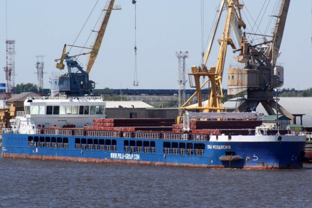 The Russian cargo vessel “Pola Feodosia,” operated by Pola Rise, docked at port facilities, where similar ships have previously been linked to sanctioned maritime transport operations. (Source: Defense Express) The Russian cargo vessel “Pola Feodosia,” operated by Pola Rise, docked at port facilities, where similar ships have previously been linked to sanctioned maritime transport operations. (Source: Defense Express)