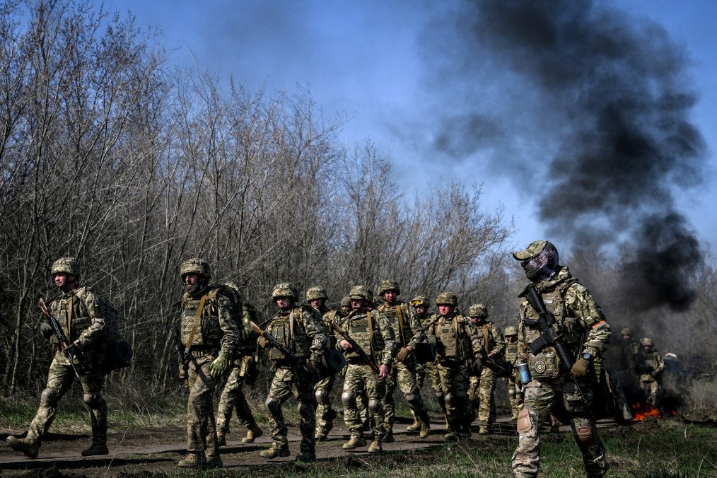 Recruits, supervised by instructors, cover a distance on Day Zero of Basic Military Training at the 118th Separate Mechanised Brigade of the Ukrainian Armed Forces, April 5, 2026. Illustrative photo. (Source: Getty Images)