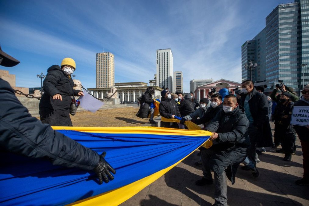 Mongolian Police Stops Protesters From Displaying Ukrainian Flag During Putin’s Visit