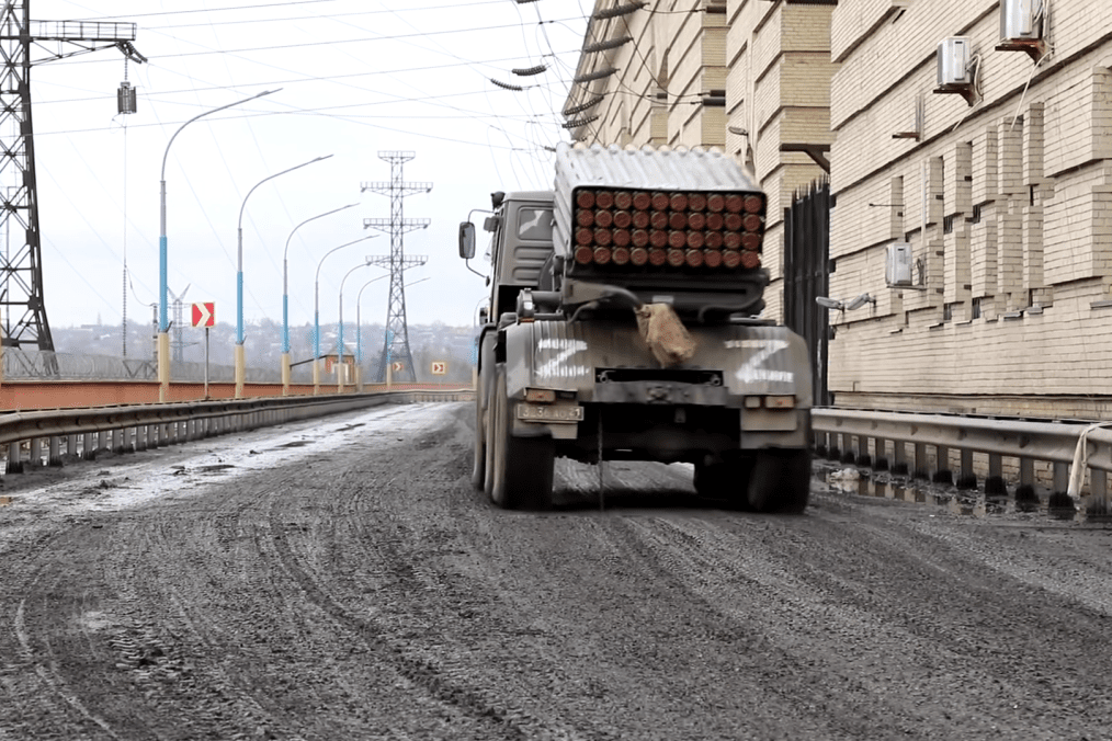 Illustrative image. A Russian “Grad” MLRS crosses the Kakhovka dam in March 2023. Illustrative image. A Russian “Grad” MLRS crosses the Kakhovka dam in March 2023.