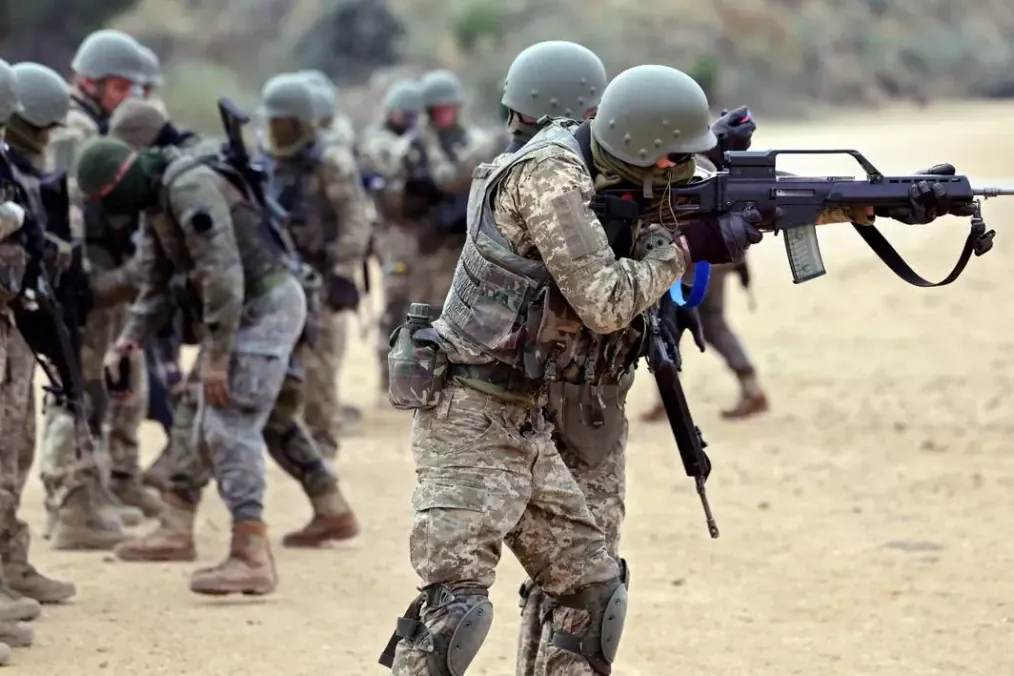 Militares españoles instruyen a soldados ucranianos en el marco de la misión de adiestramiento de la UE. Militares españoles entrenan a un grupo de soldados ucranianos en una instalación militar.