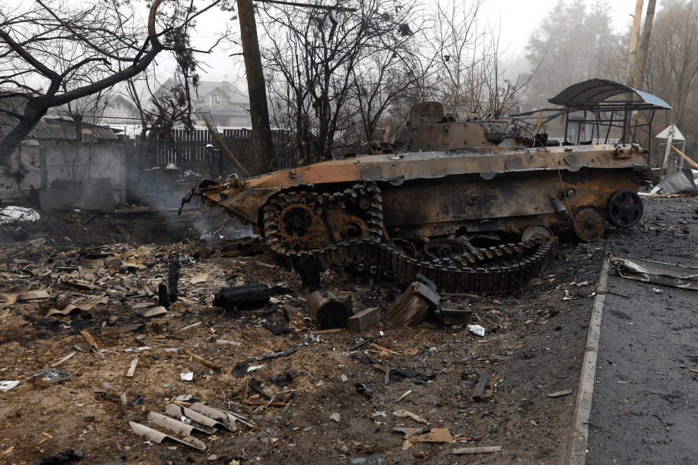Tanque ruso destruido en Dmytrivka durante la guerra en Ucrania tanque ruso destruido Dmytrivka Kyiv Ucrania guerra 2022 ataque ruso destrucción vehículo militar