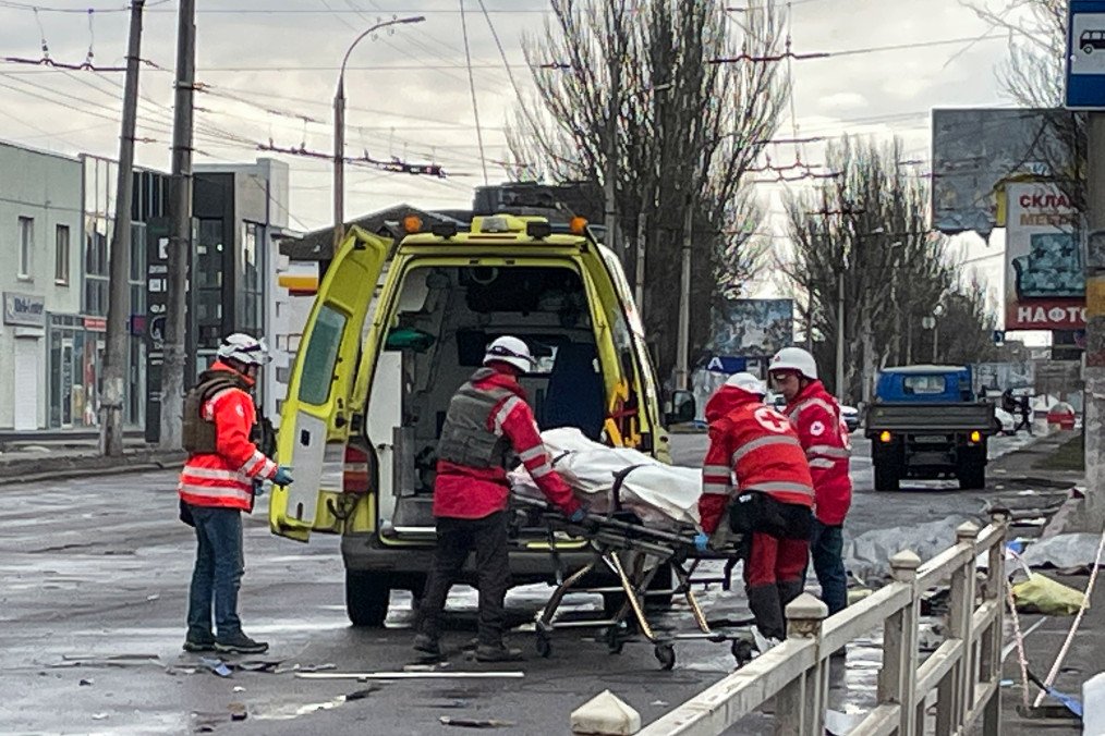 Medics load a stretcher with a dead civilian on into an ambulance on February 21, 2023 in Kherson, Ukraine. Illustrative photo. (Source: Getty Images)