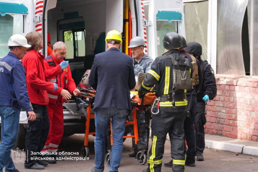 Emergency workers assist an injured person following a Russian attack on Zaporizhzhia on September 28. (Source: Zaporizhzhia Regional Military Administration) Emergency workers assist an injured person following a Russian attack on Zaporizhzhia on September 28. (Source: Zaporizhzhia Regional Military Administration)