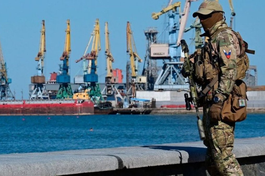 Over 400,000 Tonnes of Ukrainian Grain Stolen by Russia Through Berdiansk Port, Investigation Finds Russian at Berdyansk