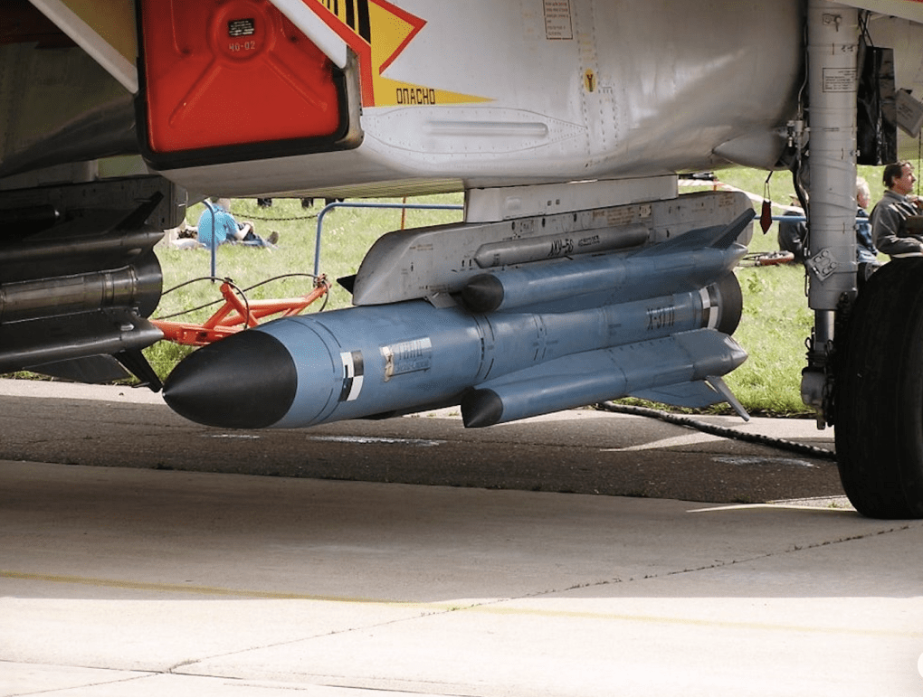 Primer plano de un misil antirradiación Kh-31P montado bajo el ala de un avión de combate ruso. (Foto: fuente abierta) Primer plano de un misil antirradiación Kh-31P montado bajo el ala de un avión de combate ruso. (Foto: fuente abierta)