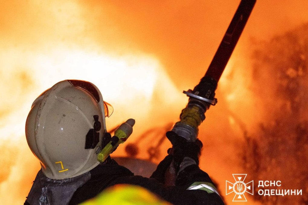 Un edificio está envuelto en llamas en Odesa mientras los servicios de emergencia trabajan para contener el incendio causado por los ataques rusos. (Fuente: Servicio Estatal de Emergencias de la Región de Odesa) Un edificio está envuelto en llamas en Odesa mientras los servicios de emergencia trabajan para contener el incendio causado por los ataques rusos. (Fuente: Servicio Estatal de Emergencias de la Región de Odesa)
