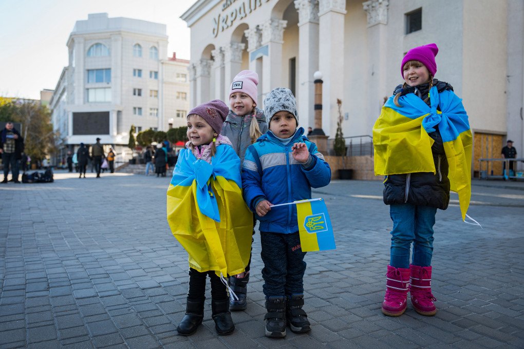 Children stand on the Liberty Square holding small Ukrainian flags in their hands or wrapped in Ukrainian flags on November 14, 2022 in Kherson, Ukraine. (Photo: Yurii Tynnyi Ukraine via Getty Images)