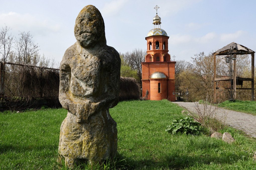 Una estatua de piedra de un baba se alza en el complejo histórico y cultural «El Roble de 700 años de Zaporizhzhia», en Zaporizhzhia, Ucrania, el 10 de abril de 2023. Estas esculturas funerarias, que datan de los siglos IX al XIII, tienen su origen en el Neolítico y la Edad del Cobre, cuando las primeras tribus ganaderas comenzaron a erigir túmulos funerarios monumentales en la estepa ucraniana. (Foto de Andriy Andriyenko/SOPA Images/LightRocket vía Getty Images)